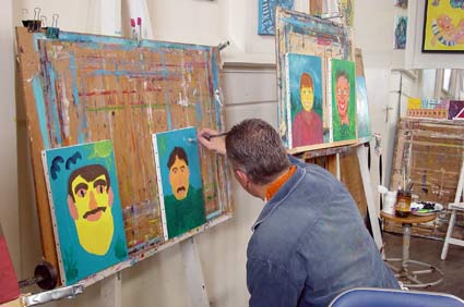 portretschilderen tijdens een schilderworkshop bij atelie rvanbiesbergen in de voormalige kapel van de fraters van tilburg