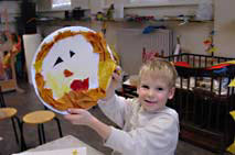 kinderfeestje:masker knutselen in een atelier in Wageningen of Tilburg masker van een leeuw gemaakt bij een kinderfeestje op het kinderatelier in tilburg