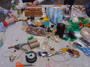 bezige handjes en materialen