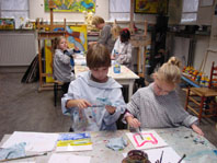 op een verjaardagsfeestje een tegeltje naar eigen ontwerp beschilderen