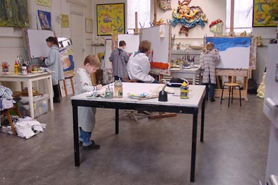 kinderen aan het werk in het atelier