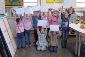 met zijn alle op de foto met de ontwerp tekening want de t-shirt moeten nog even drogen