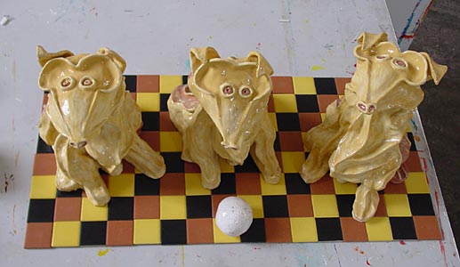 Horen zien en zwijgen, klei/glazuur, beeld van 31 x 80 x 47  cm  1998