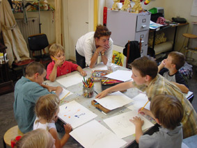 brainstormen tijdens de schilderworkshop steenfabriek de bovenste polder in Wgeningen prachtige lokatie voor een gezellig familieuitje