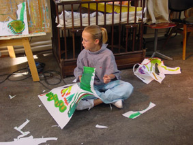 knippen tijdens de familieworkshop schilderen