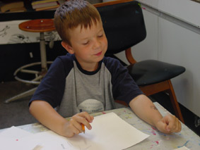 schilder en schetsen tijdens de workshop schilderen voor kinderen