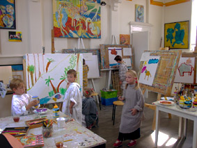 achter schildersezels tijdens de schilderworkshop voor kinderen en families