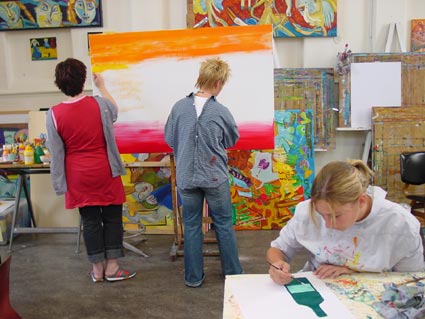 schilderen van een vorm vrijgezellenfeest schilderworkshop tijdens vrijgezellen feest