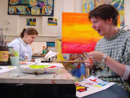 knippen van de geschilderde vormenvrijgezellenfeest schilderworkshop tijdens vrijgezellen feest