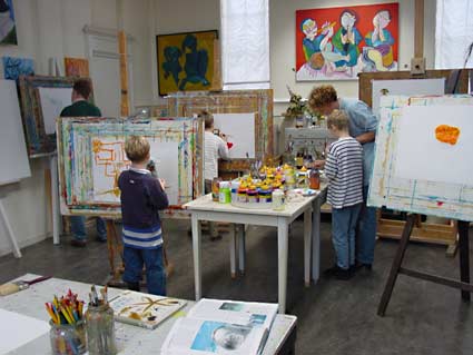 schilderen met kinderen en familie op een atelier 