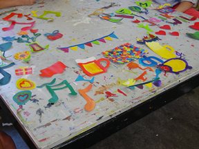 de uitgeknipte vormen vrijgezellenfeest schilderworkshop tijdens vrijgezellen feest