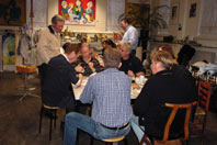 beetje rondkijken op het atelierporceleine bekers beschilderd voor collega's met houdbare verfgroepsworkshop bedrijfsuitje