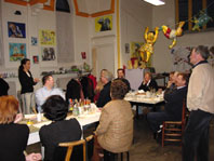 toelichting van de werkstukkenporceleine bekers beschilderd voor collega's met houdbare verfgroepsworkshop bedrijfsuitje