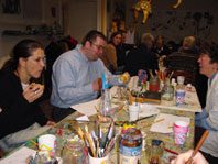 ontwerpen en schilderen porceleine bekers beschilderd voor collega's met houdbare verfgroepsworkshop bedrijfsuitje